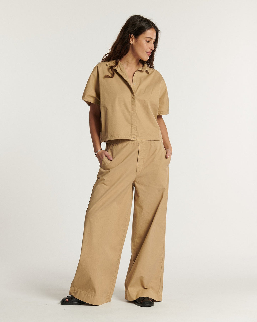Pantalón ancho de popelina de algodón color praliné, de corte recto y fluido, apto para todo tipo de cuerpos para un estilo casual y elegante.