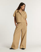 Pantalón ancho de popelina de algodón color praliné, de corte recto y fluido, apto para todo tipo de cuerpos para un estilo casual y elegante.