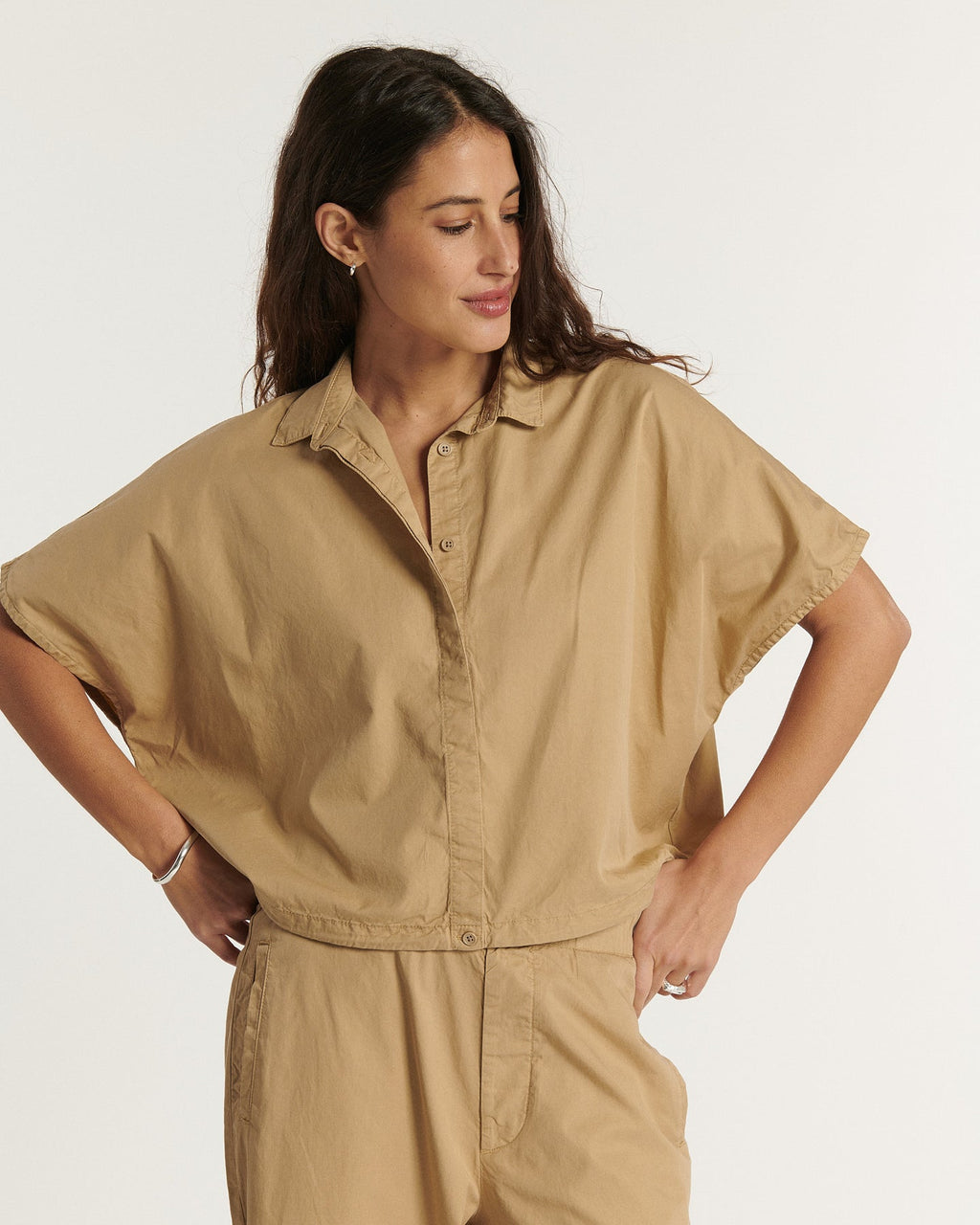 Pantalón de popelín color praliné, corte recto y fluido, material ligero y suave ideal para el verano, adaptándose a todas las morfologías femeninas.