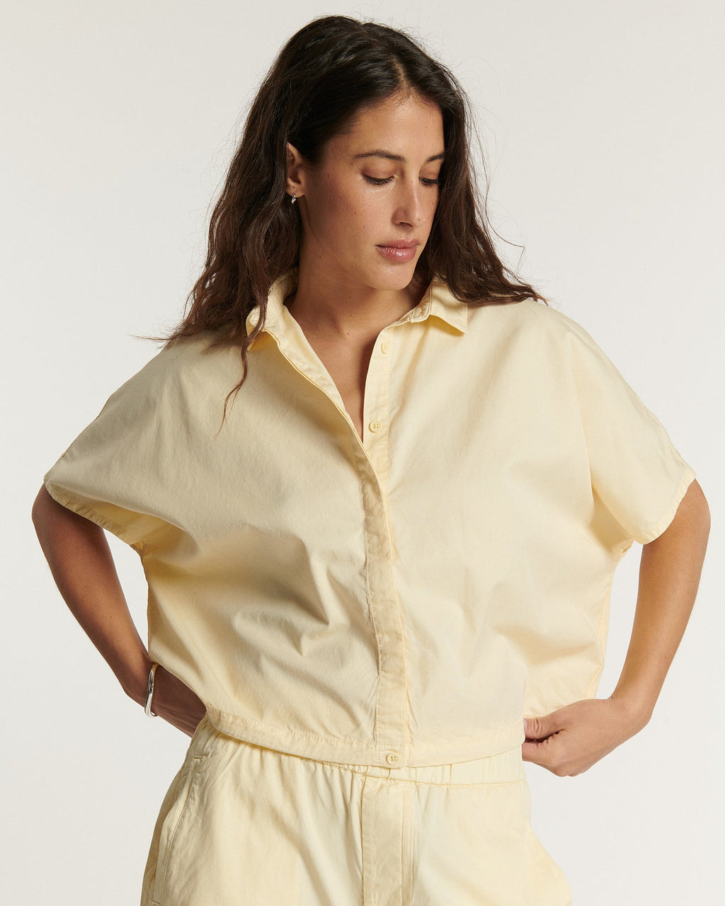 Pantalón fluido de popelina vainilla, corte recto y entallado, material ligero y cómodo ideal para primavera-verano, diseñado para adaptarse a todas las formas del cuerpo.