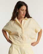 Pantalón fluido de popelina vainilla, corte recto y entallado, material ligero y cómodo ideal para primavera-verano, diseñado para adaptarse a todas las formas del cuerpo.