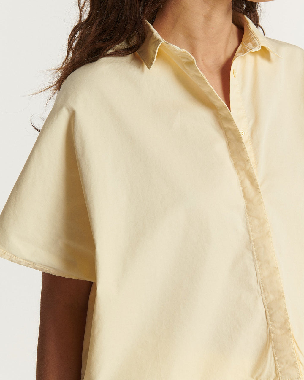 Camisa de popelina vainilla ligera y fluida, corte holgado y relajado, perfecta para la temporada Primavera-Verano 2026 de la colección La Popeline.