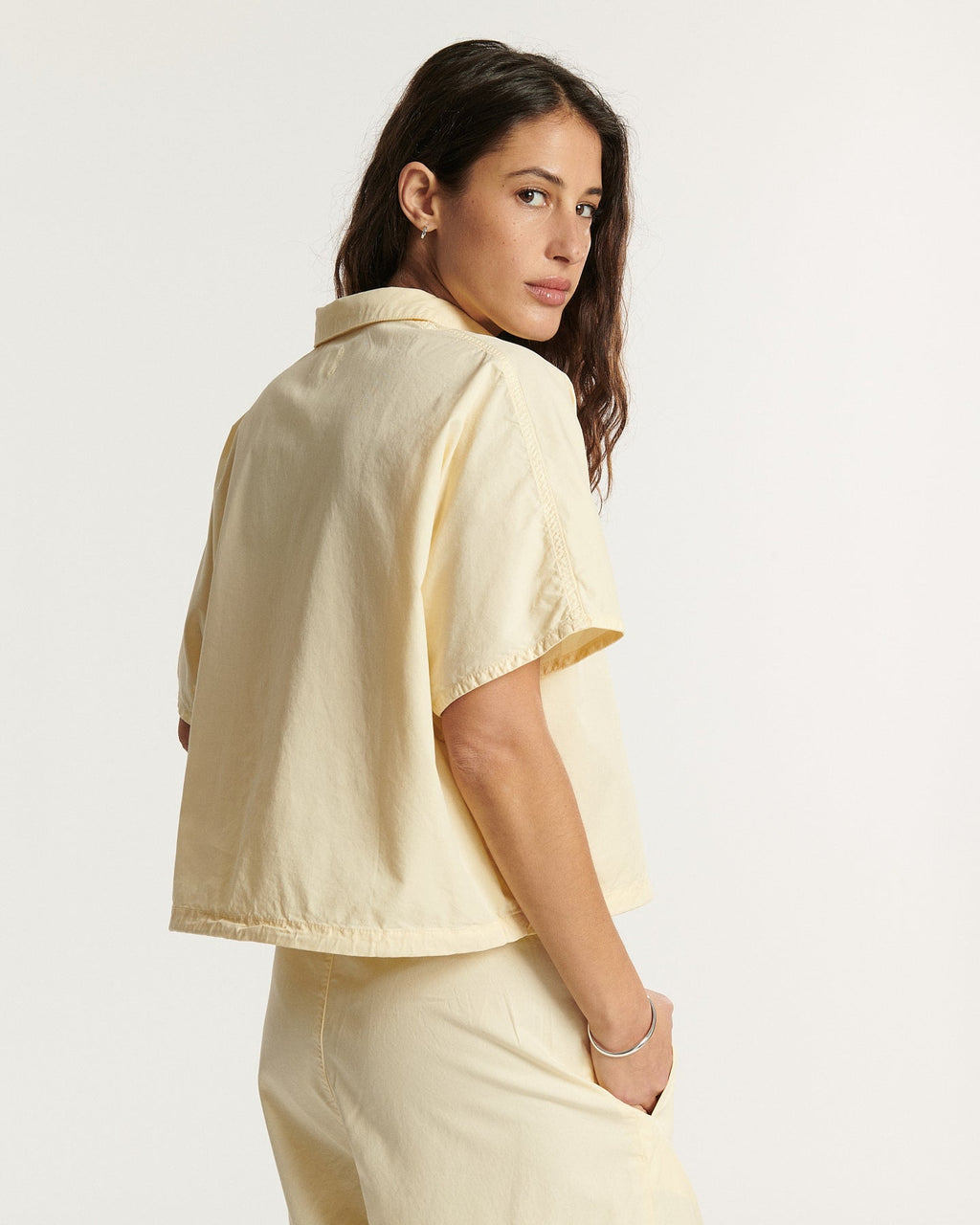 Vaqueros de mujer en popelín vainilla, corte recto, material ligero y fluido apto para primavera-verano, que ofrece un ajuste cómodo y elegante.