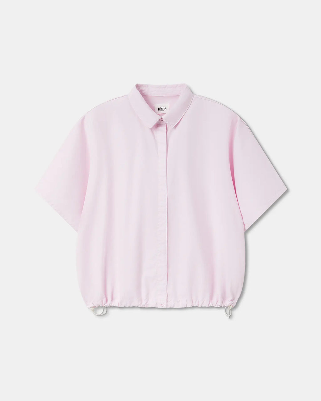 Chemisier femme en popeline légère rose clair avec col classique, manches courtes larges et bas ajustable par cordon de serrage pour un style décontracté.