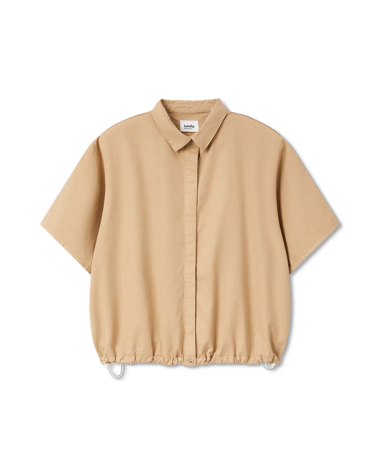 Blusa corta en popelín color praliné, en algodón ligero con cuello clásico y bajo ajustable con cordón, estilo casual y cómodo para mujer.