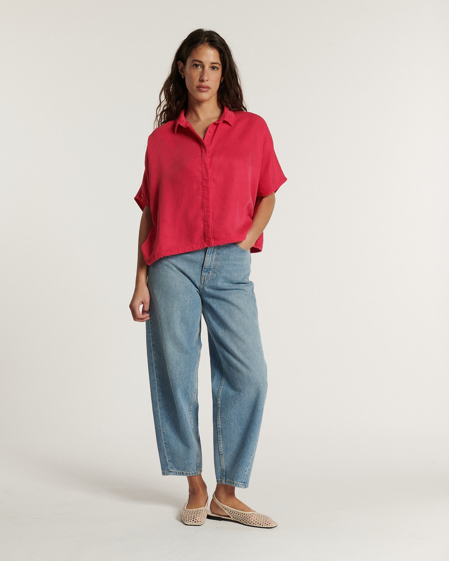 Women's jeans in light blue denim, loose straight cut, light cotton material ideal for summer, offering comfort and a relaxed silhouette.