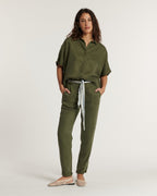 Pantalon en Tencel vert kaki au tissu fluide et léger, coupe droite ajustée, idéal pour femme recherchant un jean confortable et élégant qui s’adapte à toutes les morphologies.