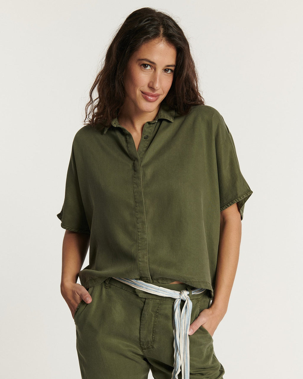 Pantalon femme kaki en tissu tencel, coupe droite ajustée qui met en valeur toutes les morphologies avec un toucher doux et fluide.