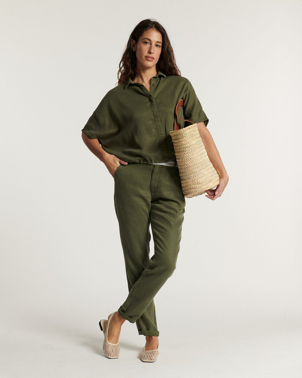 Jean en tencel de couleur kaki, coupe droite et ajustée, matière fluide et légère, idéal pour un look décontracté et élégant d'été.