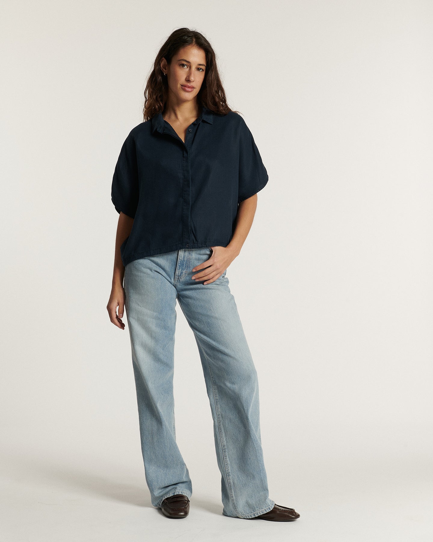 Jean femme en denim bleu clair, coupe droite et fluide, confectionné dans une matière tencel douce et agréable, idéal pour un style décontracté et estival.