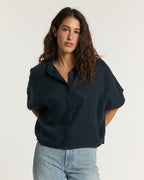 Jean femme en denim bleu clair, coupe droite ajustée, matière en coton doux et respirant, adapté à toutes les morphologies pour un confort optimal.