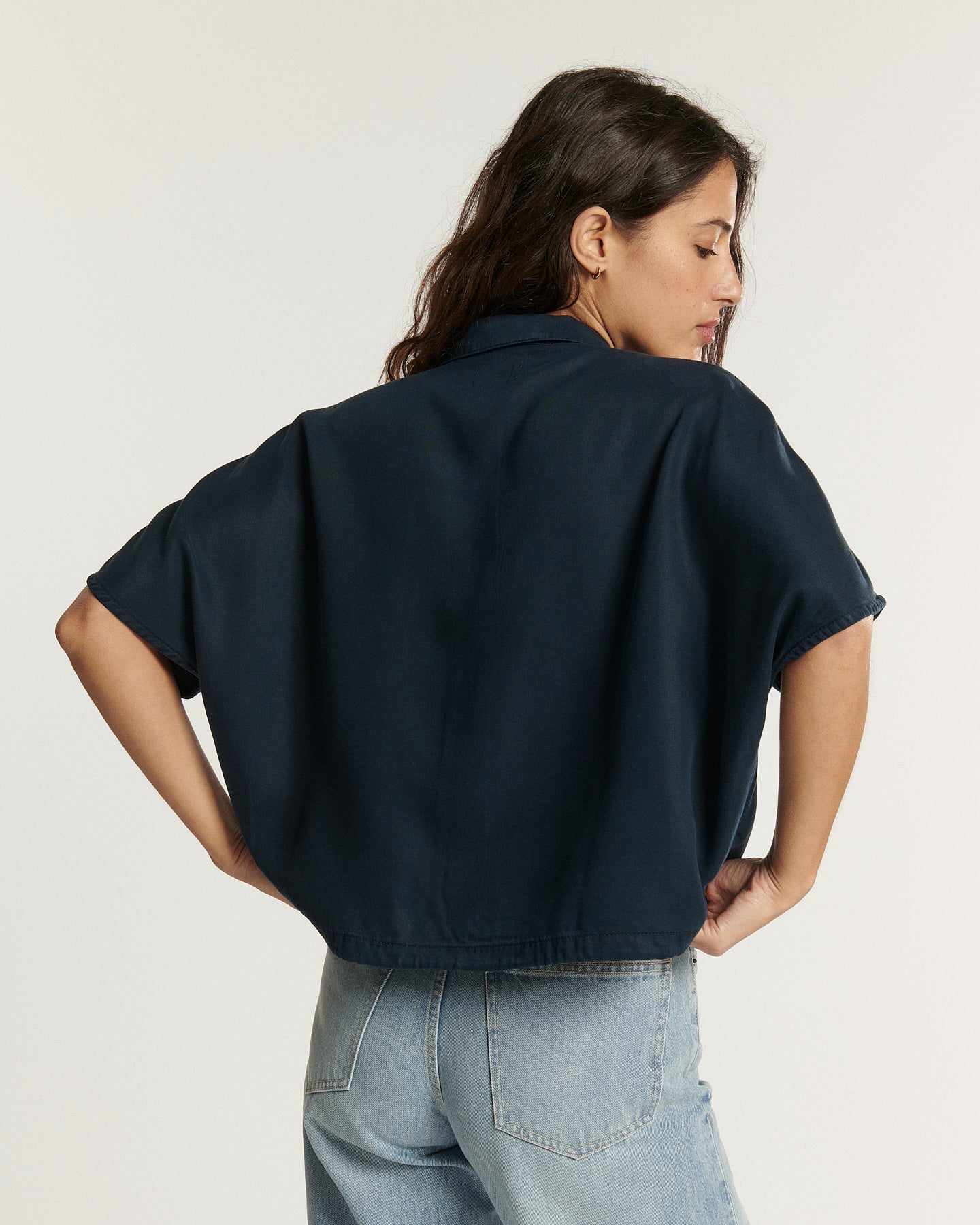 Jean pour femme en denim léger bleu marine, coupe droite et ajustée, offrant un confort optimal et une silhouette élégante adaptée à toutes les morphologies.