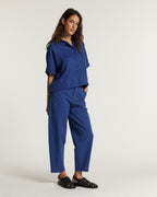 Jean femme en tencel bleu outremer, coupe droite légèrement ample, matière fluide et confortable adaptée à toutes les morphologies.