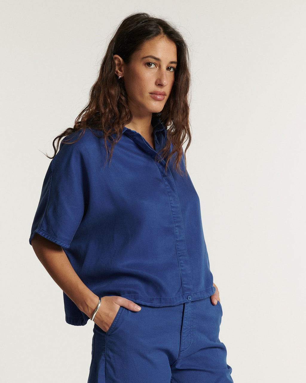Jean pour femme en tissu Tencel bleu outre-mer avec coupe droite, matière fluide et légère adaptée à toutes les morphologies.