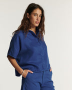 Jean pour femme en tissu Tencel bleu outre-mer avec coupe droite, matière fluide et légère adaptée à toutes les morphologies.