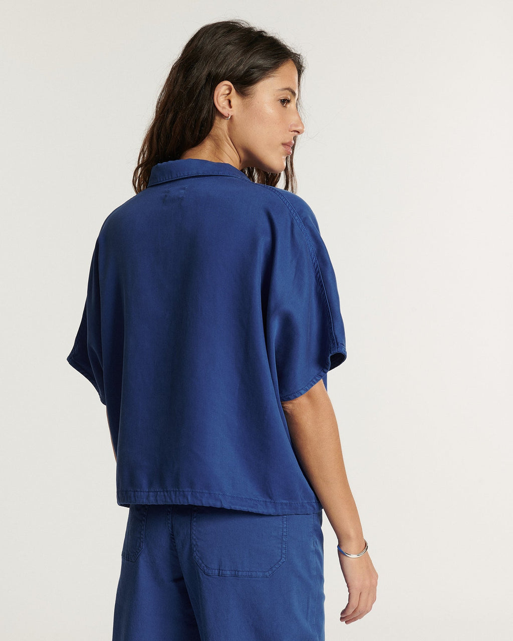 Jean femme en Tencel bleu outre-mer, coupe droite et confortable, matière fluide et écologique adaptée à toutes les morphologies pour un style décontracté.