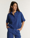 Jean pour femme en tissu Tencel bleu outre-mer, coupe droite décontractée avec une matière fluide et légèrement satinée, adaptée à toutes les morphologies.