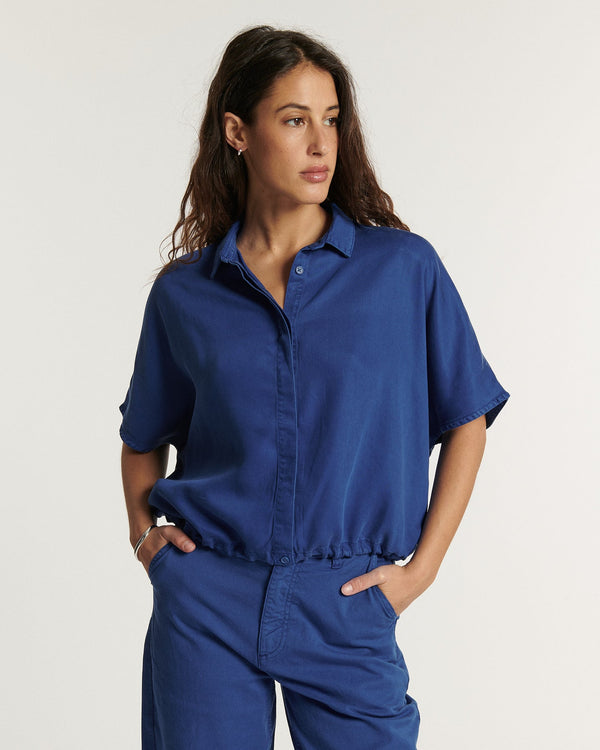 Jean pour femme en tissu Tencel bleu outre-mer, coupe droite décontractée avec une matière fluide et légèrement satinée, adaptée à toutes les morphologies.