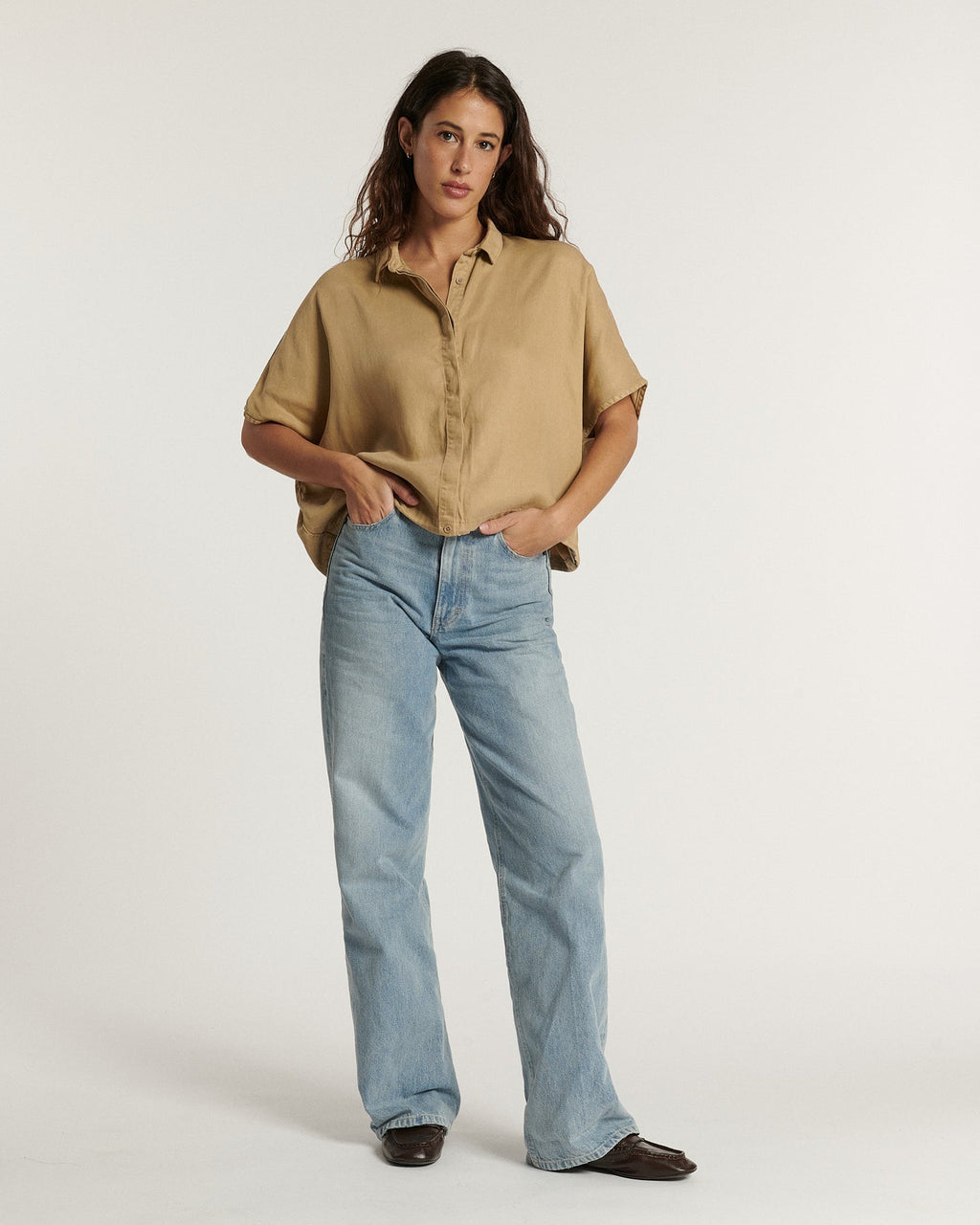 Vaqueros de mujer en denim azul claro, corte recto y fluido, material suave con una ligera textura natural, aptos para todas las morfologías.