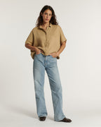 Vaqueros de mujer en denim azul claro, corte recto y fluido, material suave con una ligera textura natural, aptos para todas las morfologías.
