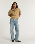 Vaqueros acampanados en denim azul claro, corte holgado y cómodo, material suave que se adapta a todas las morfologías femeninas para un estilo informal y veraniego.