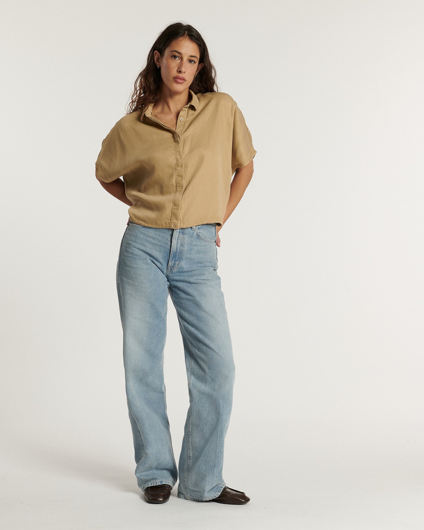 Vaqueros acampanados en denim azul claro, corte holgado y cómodo, material suave que se adapta a todas las morfologías femeninas para un estilo informal y veraniego.