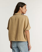 Vaqueros de mujer en denim azul claro, de corte recto y cómodo, en material ligero y flexible ideal para el verano, adaptándose a todas las morfologías.