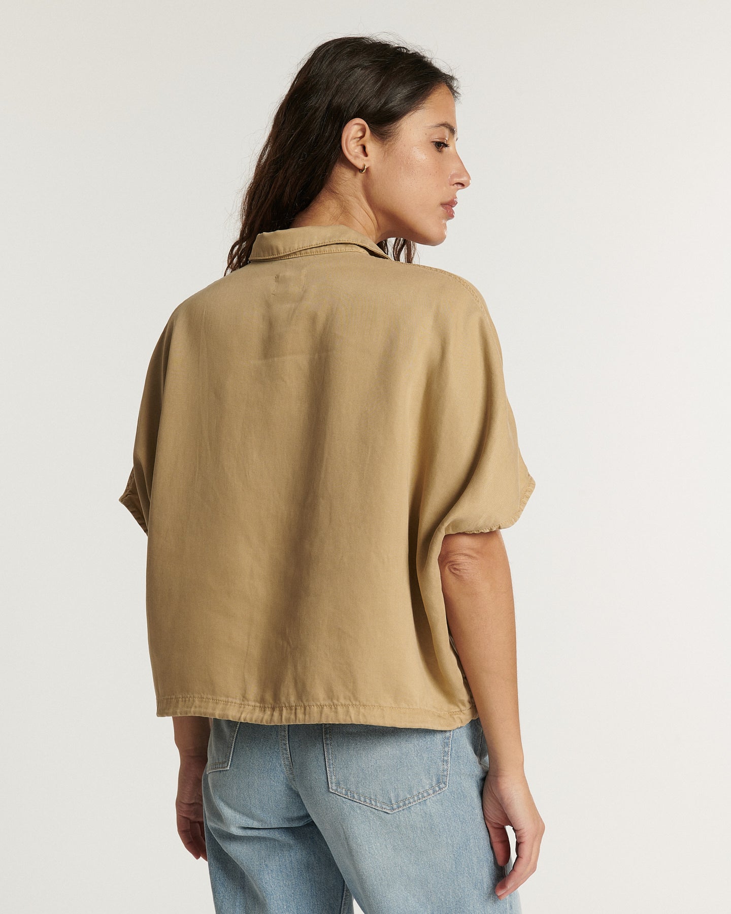 Vaqueros de mujer en denim azul claro, de corte recto y cómodo, en material ligero y flexible ideal para el verano, adaptándose a todas las morfologías.