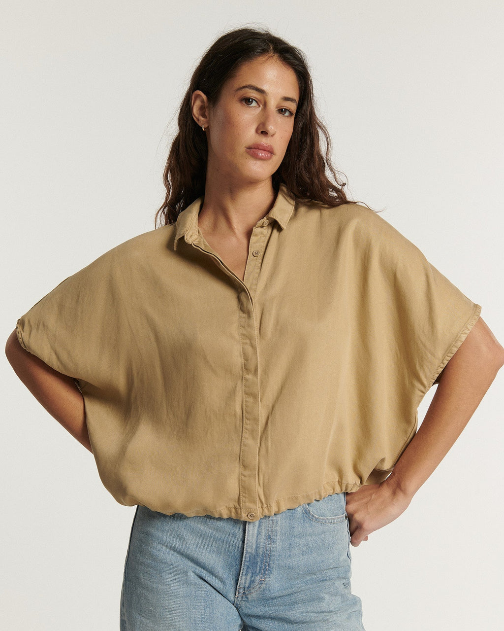 Vaqueros de mujer en denim azul claro, corte recto, tiro alto, material suave y cómodo apto para todas las morfologías.