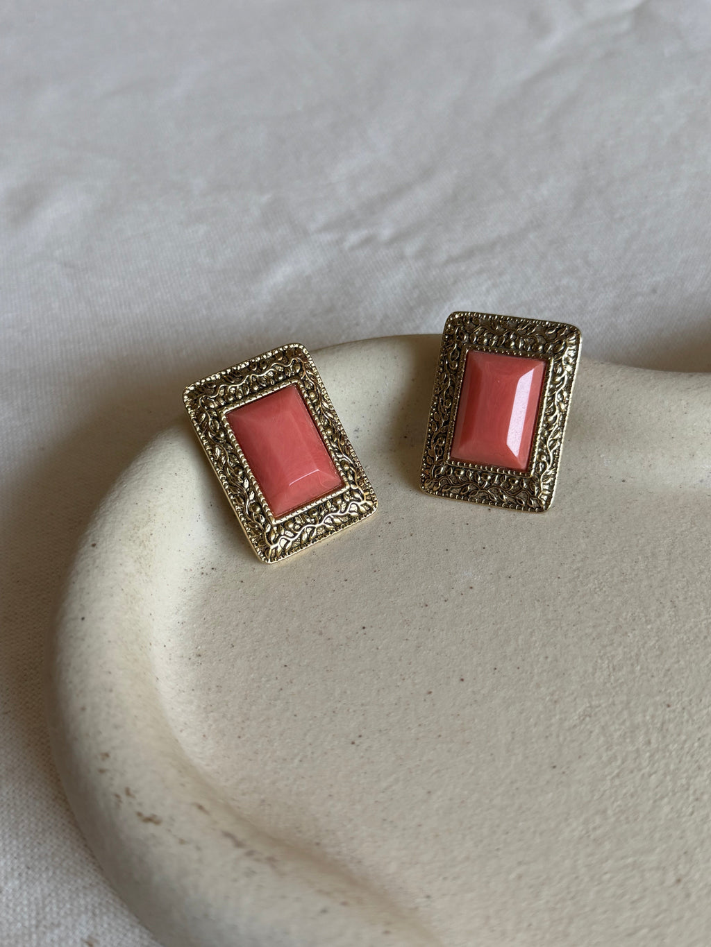 Boucles D’Oreilles Vintage - Rectangles Baroques Cabochons Roses