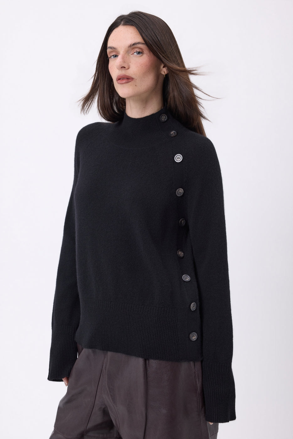 Pull Col Montant Boutons Diagonale - Noir - Femme