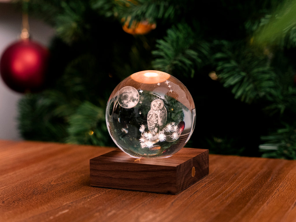 Gingko Design – Amber Crystal Light - Uil en Maan, een oplichtende glazen bol met een uil, op een houten voet