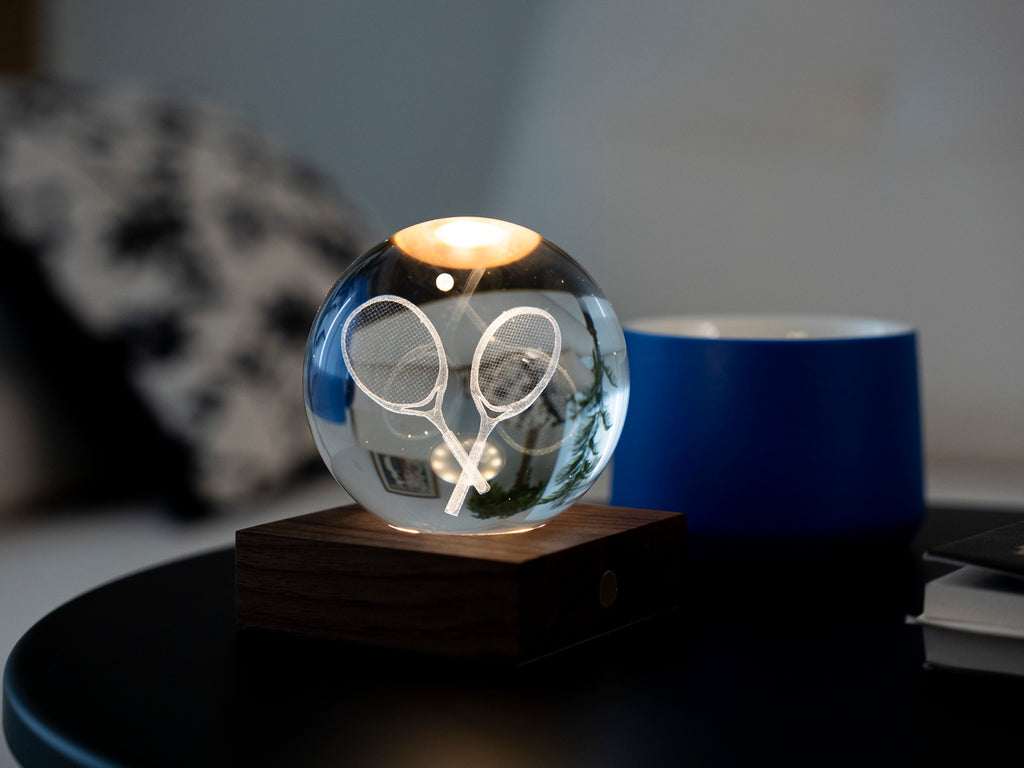 Gingko Design – Amber Crystal-lamp - Tennisracket, nachtlampje in de vorm van een kristallen bol op houten voet