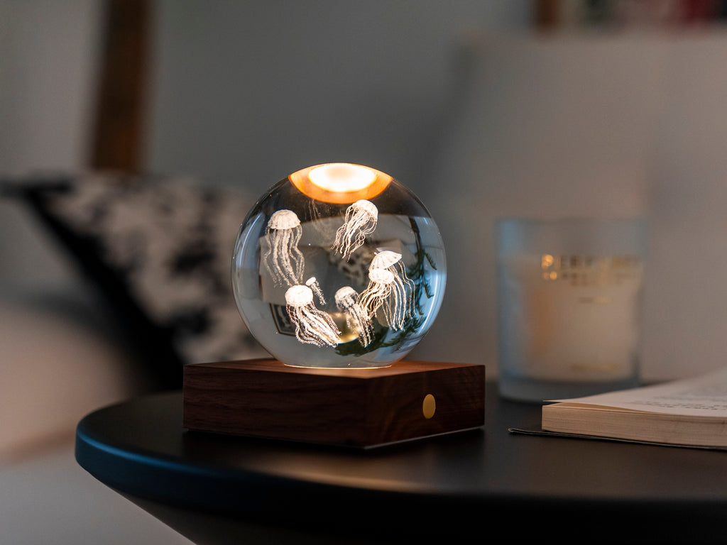 Gingko Design – Lumière Amber Crystal - Méduse, lampe de chevet en forme de boule de verre avec des méduses