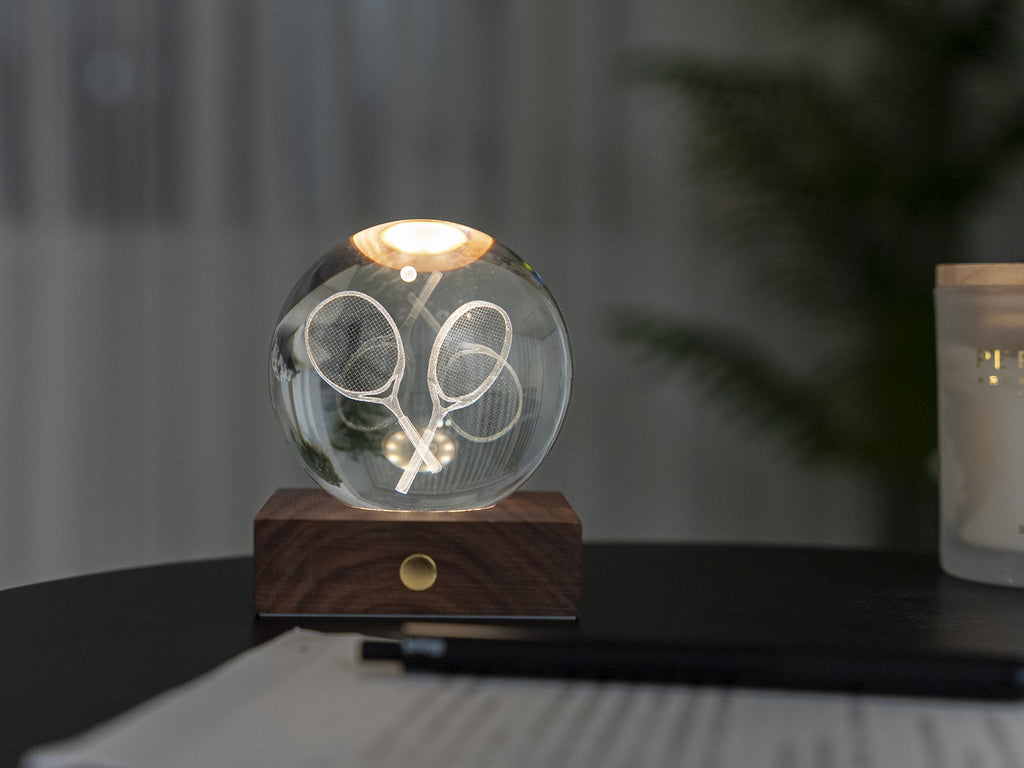 Gingko Design – Amber Crystal-lamp - Tennisracket, nachtlampje in de vorm van een kristallen bol op een houten voet