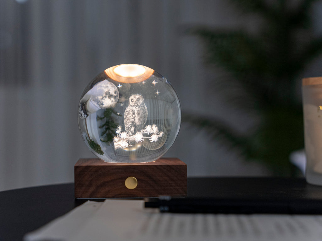Gingko Design – Amber Crystal Light - Uil en Maan, nachtlampje in de vorm van een kristallen bol met uilen