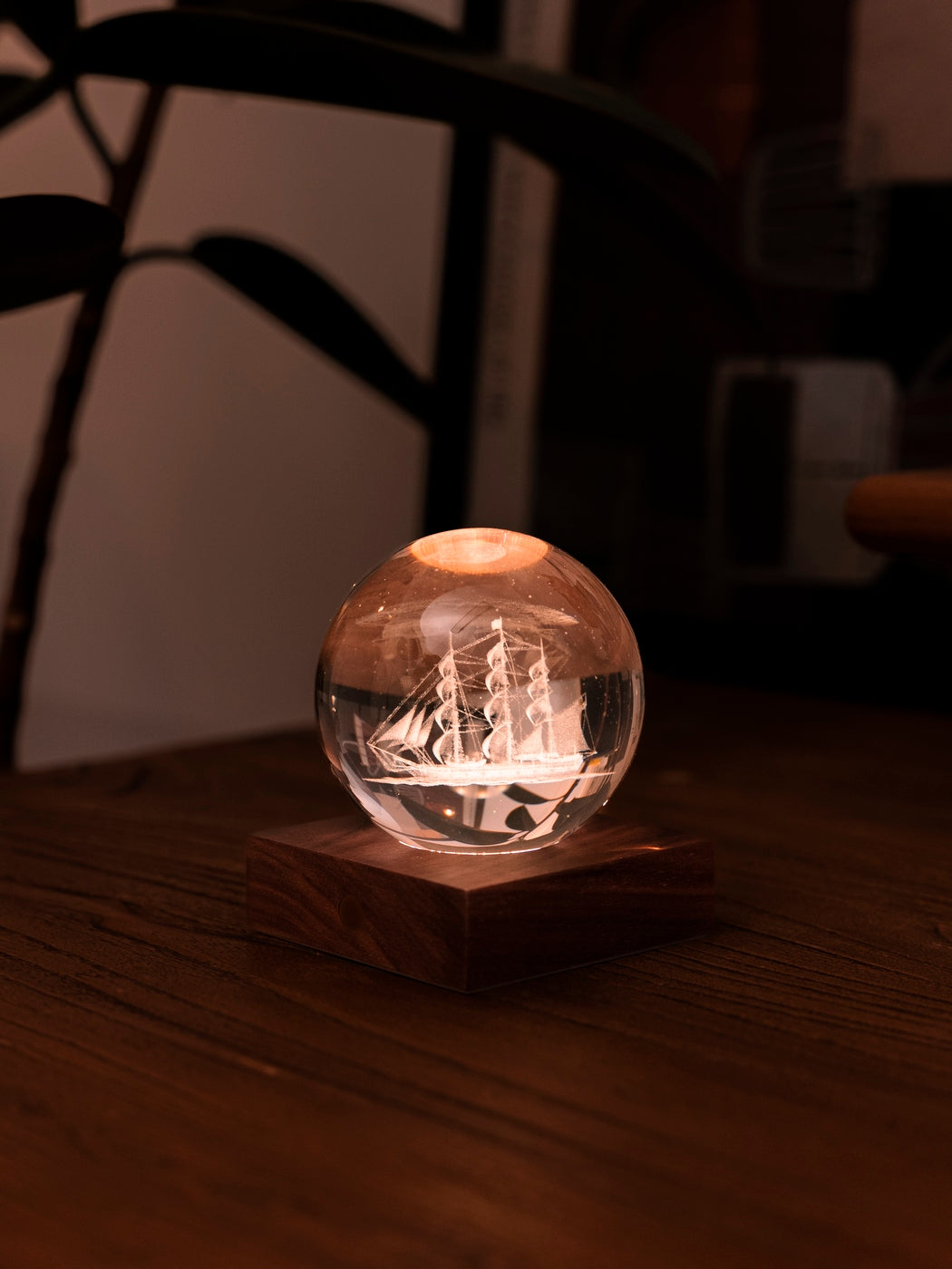 Gingko Design – Amber Crystal Leuchte - Segelboot, eine Glaskugel mit einem eingravierten Boot auf einem Holzsockel