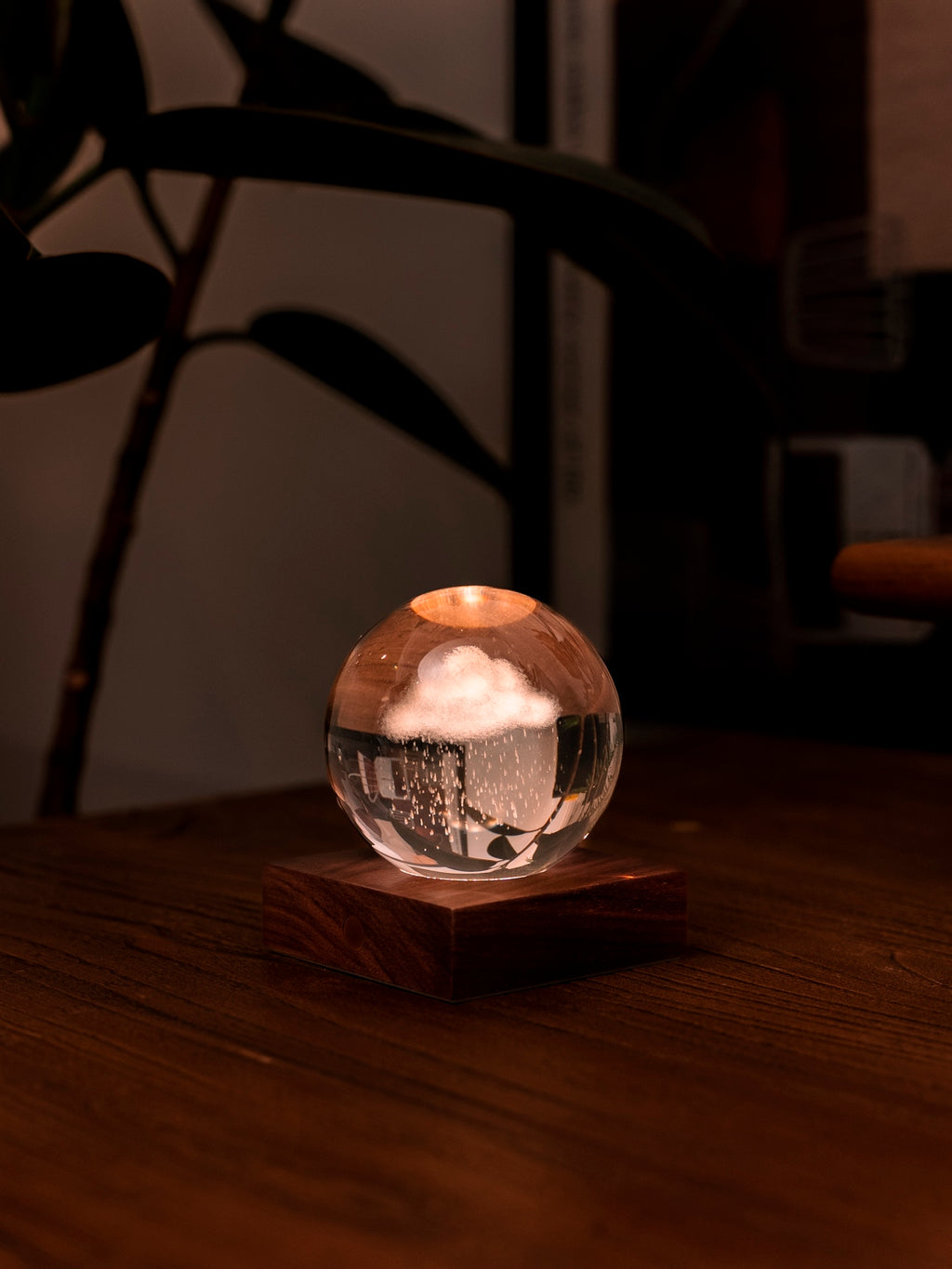 Gingko Design – Bernstein-Kristall-Licht – Regenwolke, leuchtende Glaskugel mit einer Wolke auf einem Holzsockel