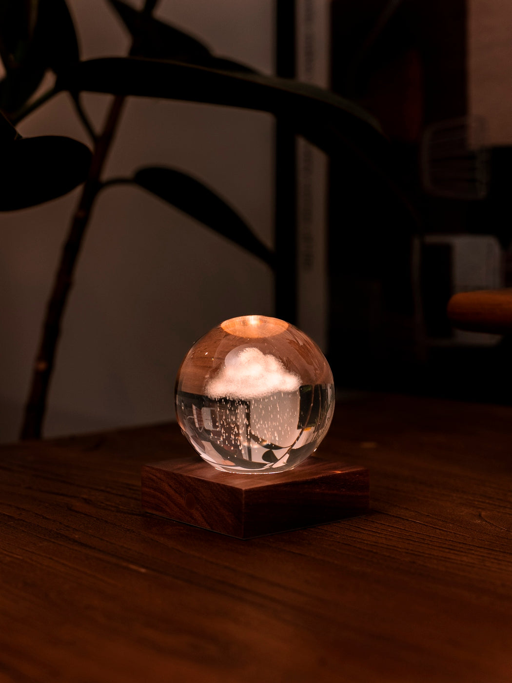 Gingko Design – Bernstein-Kristall-Licht – Regenwolke, leuchtende Glaskugel mit einer Wolke auf einem Holzsockel