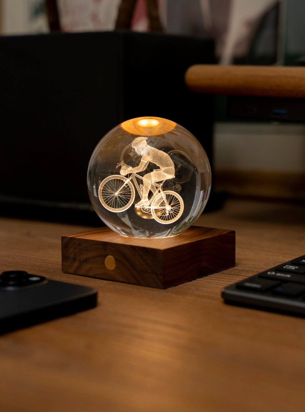 Gingko Design – Amber Crystal-lamp - Fietser, een verlichte kristallen bol met een gegraveerde fietser op een houten voet