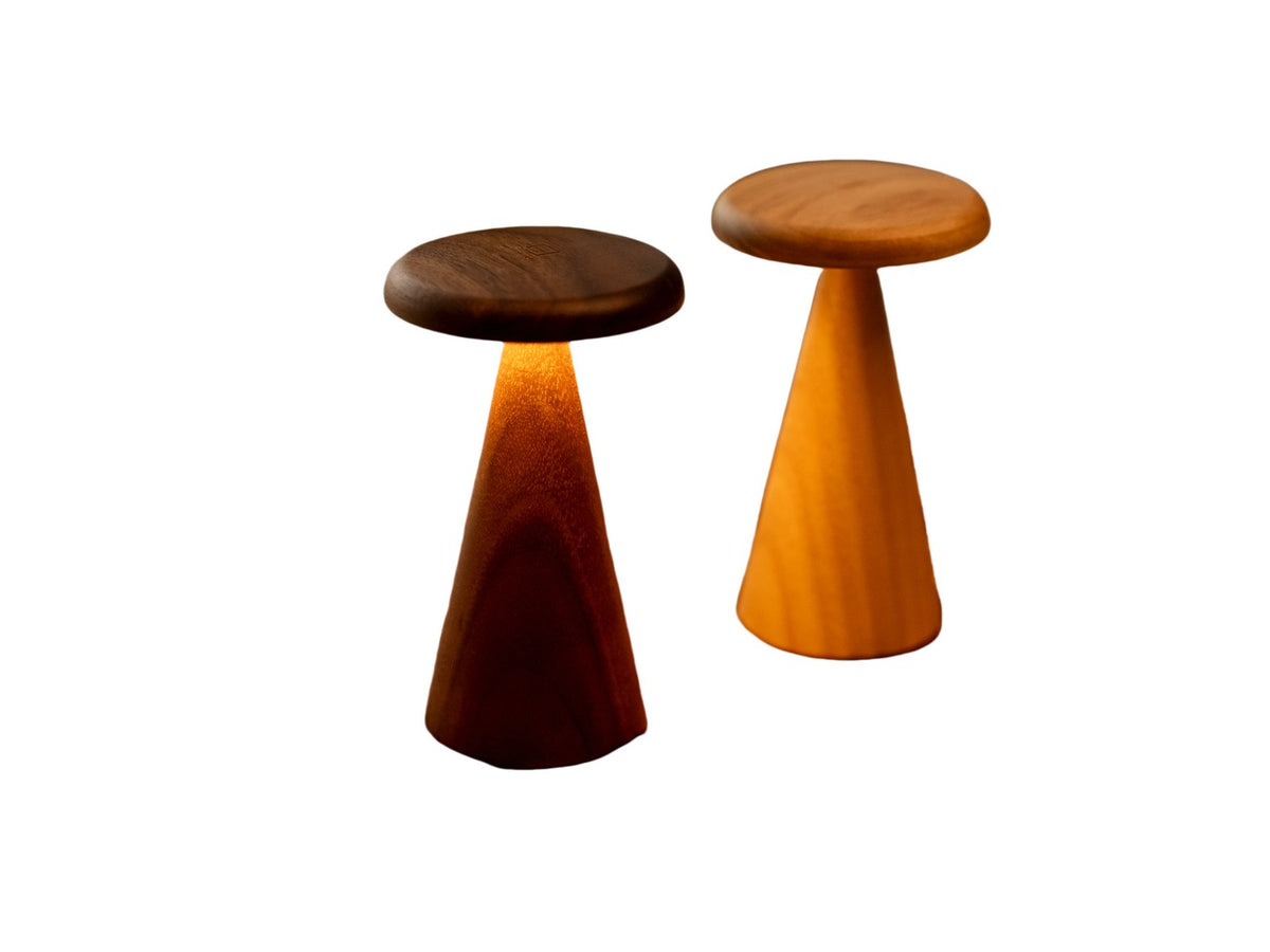 Gingko Design – Lámpara de mesa Sylva - Nogal - 2 tamaños, dos lámparas de mesa de madera, una clara y una oscura
