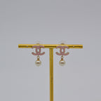 Boucles D'Oreilles Chanel Cc Émail Rose & Perle Pendante