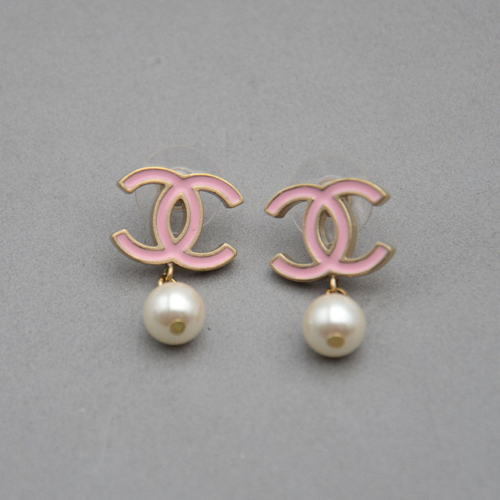 Boucles D'Oreilles Chanel Cc Émail Rose & Perle Pendante