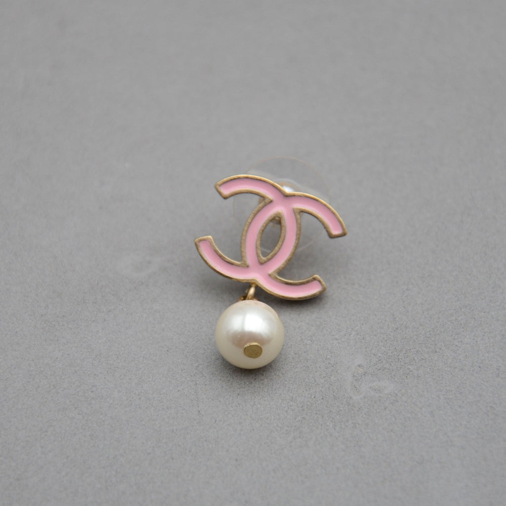 Boucles D'Oreilles Chanel Cc Émail Rose & Perle Pendante