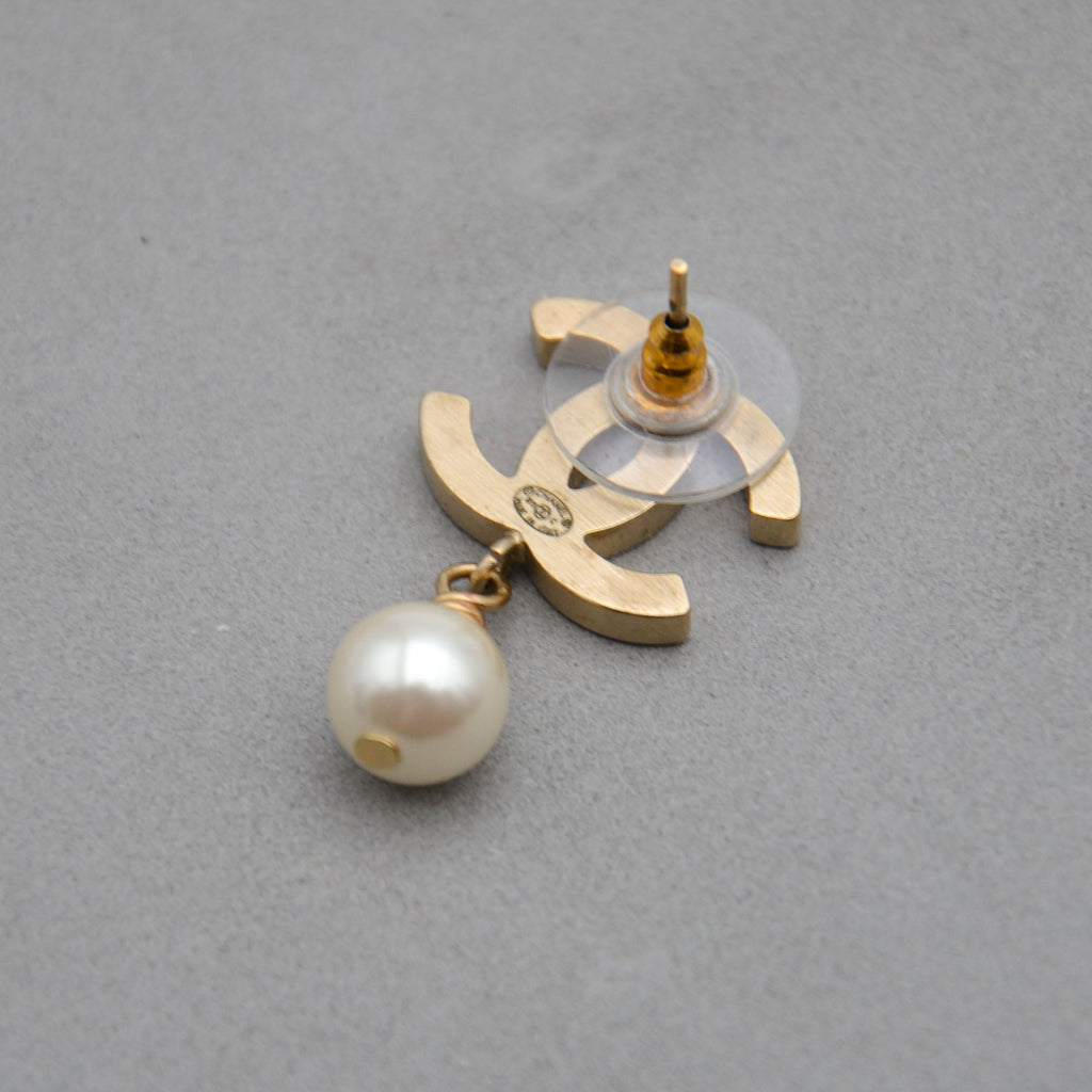 Boucles D'Oreilles Chanel Cc Émail Rose & Perle Pendante
