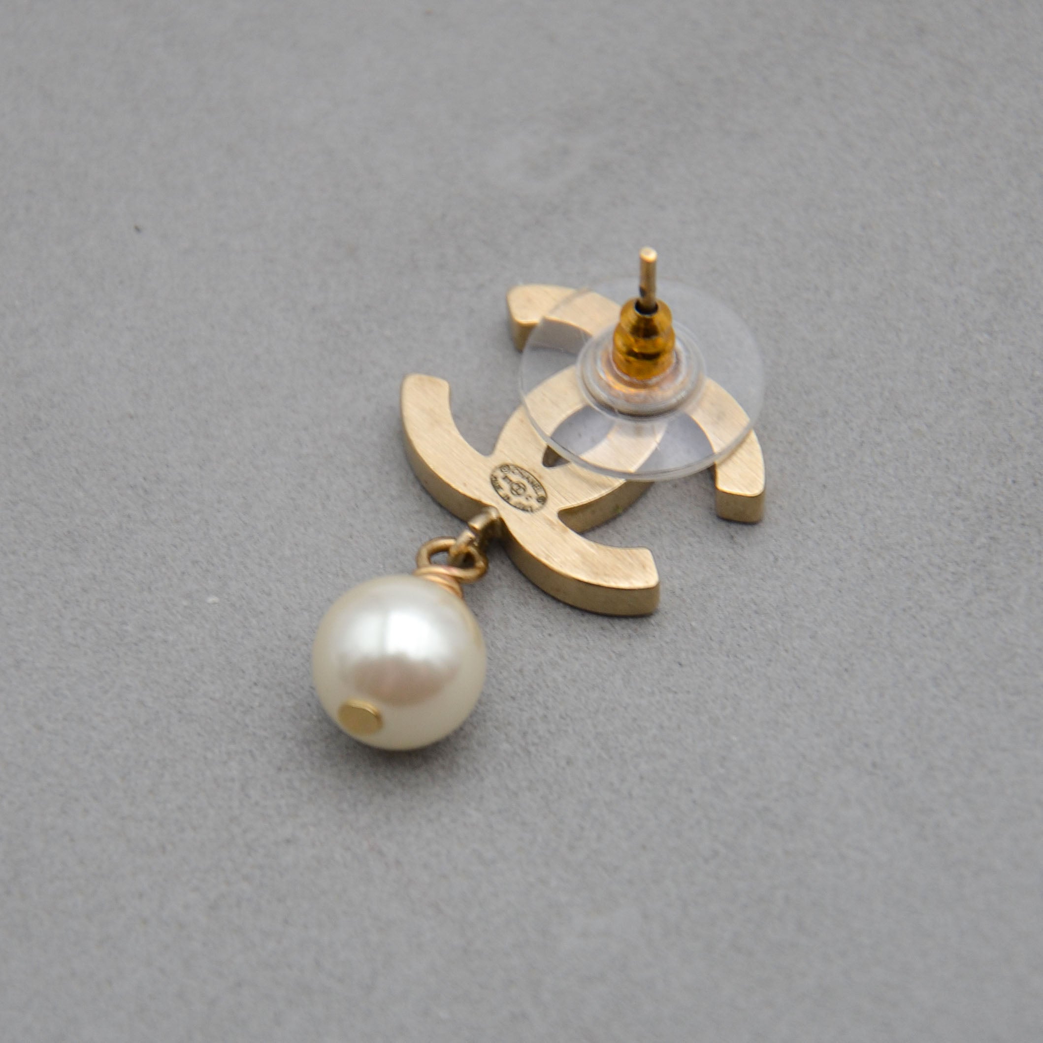 Boucles D'Oreilles Chanel Cc Émail Rose & Perle Pendante
