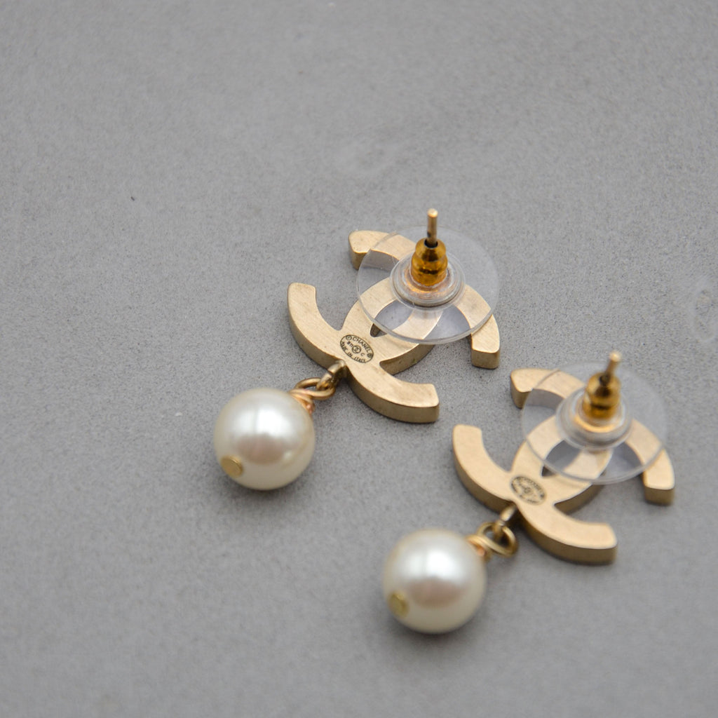 Boucles D'Oreilles Chanel Cc Émail Rose & Perle Pendante