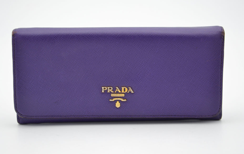Cartera larga Prada en cuero Saffiano morado