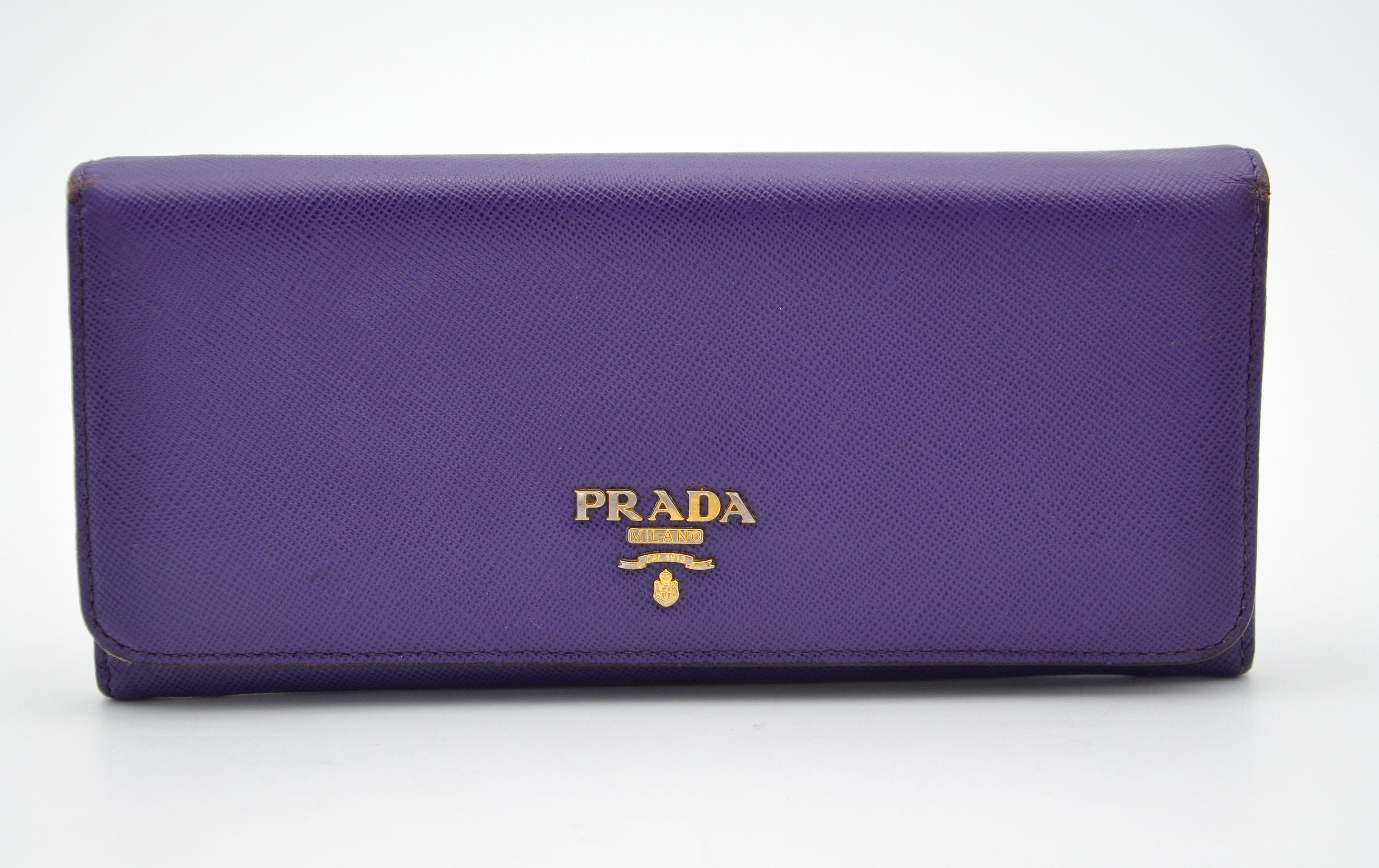 Cartera larga Prada en cuero Saffiano morado