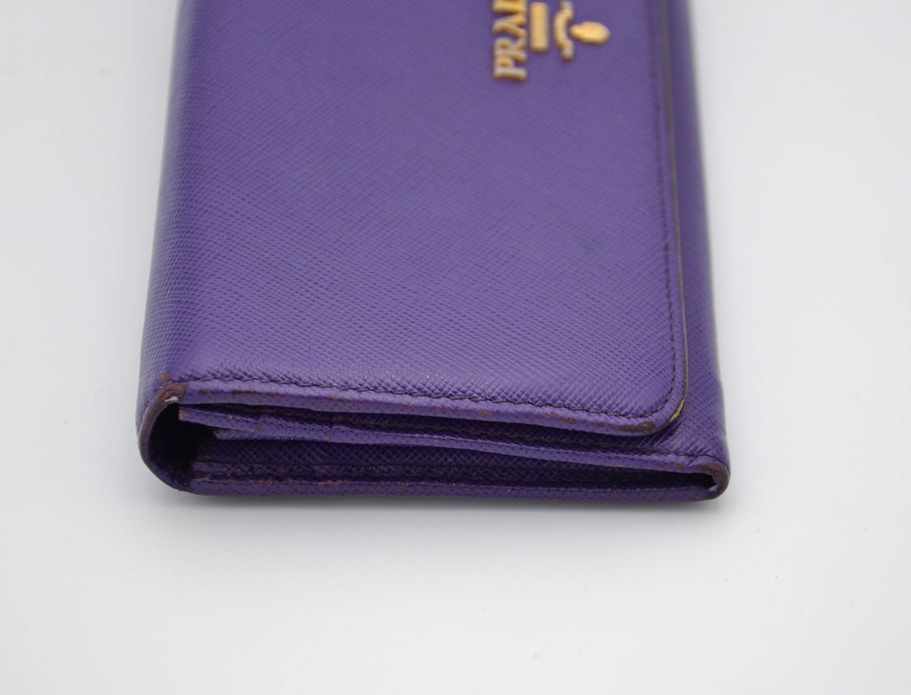 Cartera larga Prada en cuero Saffiano morado